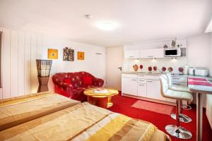 mały pokój z łóżkiem i kuchnią w obiekcie Ferienwohnung Bleichen 14 w mieście Stralsund