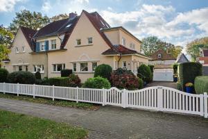 biały płot sztachetowy przed domem w obiekcie Ferienwohnung Bleichen 14 w mieście Stralsund