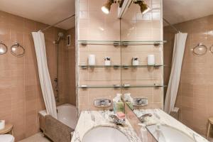a bathroom with a sink and a toilet and a tub at Carrer del Mar in Palamós +30 photos
