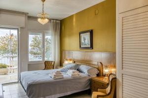 a bedroom with a bed with two towels on it at Carrer del Mar in Palamós