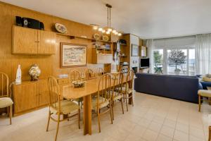 a kitchen and dining room with a table and chairs at Carrer del Mar in Palamós