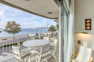 a balcony with a table and chairs and the ocean at Carrer del Mar in Palamós