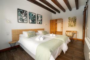 a bedroom with two beds and a table at The Cube in Zahara de los Atunes