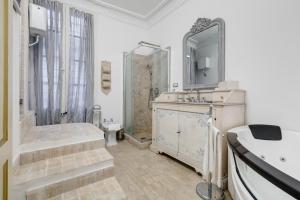 ローマにあるColonna Suite - Rome Spanish Steps Suite & Spaの白いバスルーム(バスタブ、シャワー、シンク付)