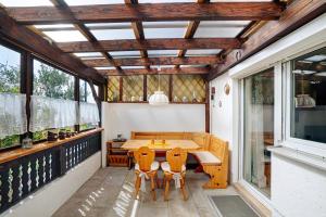 a screened in porch with a table and chairs at Wohnung zum Hirschen in Gräfelfing