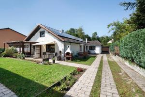 a house with a garden in front of it at Wohnung zum Hirschen in Gräfelfing