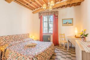 ein Schlafzimmer mit einem Bett und einem Fenster in der Unterkunft Mangiafuoco in Collodi
