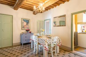 ein Esszimmer mit Tisch und Stühlen in der Unterkunft Mangiafuoco in Collodi