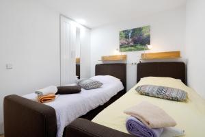 two beds sitting next to each other in a room at Ferienanlage in Großkoschen