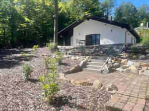 a backyard with a stone walkway and a building at Ferien-Schindeldorf in Stromberg