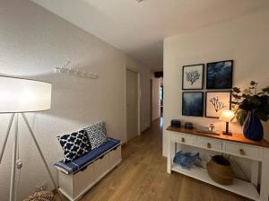 a room with a couch and a table with a lamp at Eden Mar Calonge Girona in Calonge