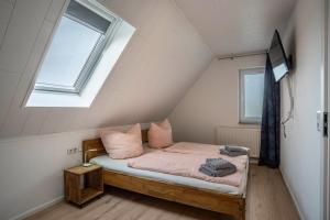 a bedroom with a bed and a window at 5 Sterne Ferienwohnung Boddenblick in Glowe