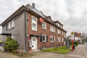a large brick house on a city street at Ferienwohnung Glückauf in Castrop-Rauxel