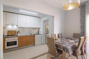 a kitchen and dining room with a table and chairs at Royal Cabanas Golf 85 in Cabanas de Tavira