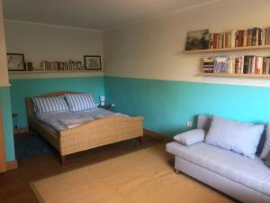 ein Wohnzimmer mit einem Bett und einer Couch in der Unterkunft Bücherträume in Windeby + 19 Fotos