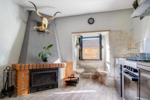 ein Wohnzimmer mit Kamin und einer Dinosaurierstatue an der Wand in der Unterkunft Casaesquerda Cinza in Vieira do Minho