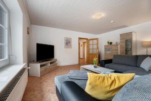 a living room with a couch and a tv at Ferien-Monteurwohnung Kaiser in Uelzen