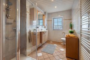 a bathroom with a shower and a toilet and a sink at Ferien-Monteurwohnung Kaiser in Uelzen +19 photos