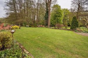 a large yard with a green lawn with trees at Ferien-Monteurwohnung Kaiser in Uelzen