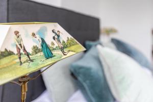 a lamp with a picture on it next to some pillows at Wohnoase im Denkmal in Garding