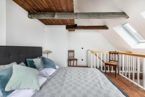 a bedroom with a bed and a staircase with skylights at Wohnoase im Denkmal in Garding