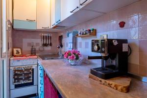 a kitchen with a coffee maker on a counter at Casa Erica in Stintino +12 photos