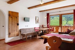 a living room with a couch and a table at Paracia App La Vedla in Badia