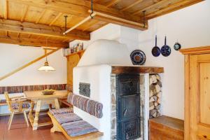 a living room with a fireplace and a table at Berghütte Waldhäuser in Neuschönau