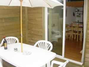 a white table with an umbrella on top of it at La Tomate Surfeuse 1 in Hourtin