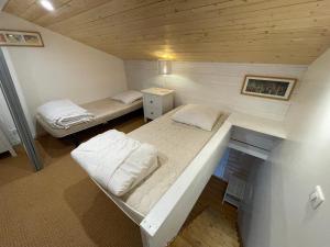 a small room with two beds and a desk at La Tomate Surfeuse 1 in Hourtin