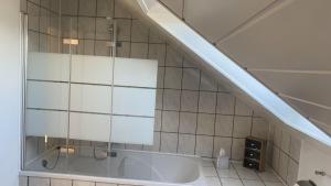 a bathroom with a shower and a bath tub at Wohnung an der Galopprennbahn in Iffezheim