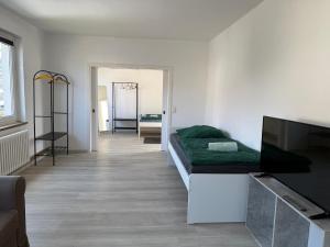 a living room with a couch and a television at Schöne 3 Zimmer Wohnung in Bad Salzuflen in Bad Salzuflen