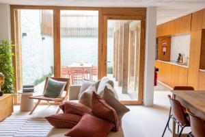 a living room with a couch and a table at Fisherman's Blues - Beach House in Arcozelo