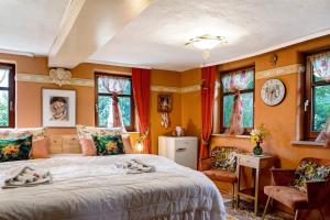 a bedroom with a large bed and some windows at Ferienwohnung-Cottage Rhöner Kräute in Buttlar