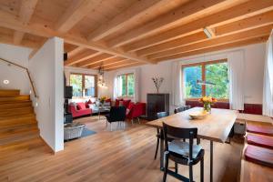 a living room and dining room with a wooden ceiling at Lug ins Tal - Ferienhaus in Baiersbronn