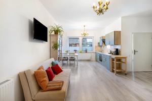 a living room with a couch and a kitchen at Garten Apartment in Kerken