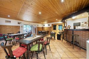 a restaurant with wooden ceilings and tables and chairs at Bungalow 19 - Kimbucht in Reichendorf +17 photos