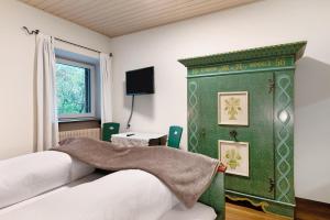 a bedroom with two beds and a window at Alter Fausthof in Fie allo Sciliar