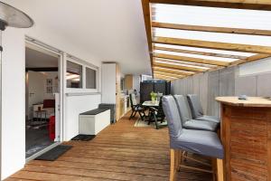 an open living room with a table and chairs at Apartment Am Tobelbach in Oberlenningen