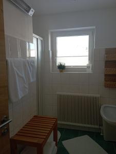 a bathroom with a window and a toilet and a sink at Ferienwohnung Lienbacher in Abtenau