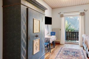 a blue door in a room with a table at Alter Fausthof in Fie allo Sciliar