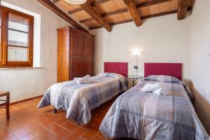 a bedroom with two beds in a room at Genziana in Arcidosso