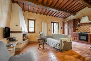 a living room with a couch and a table at Casetta di Ugolino in Radicofani