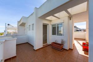 ein Balkon eines Hauses mit einem großen Fenster in der Unterkunft Vera Rambla in Vera