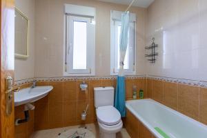ein Badezimmer mit Badewanne, Toilette und Waschbecken in der Unterkunft Vera Rambla in Vera + 15 Fotos
