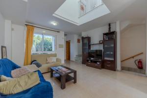 ein Wohnzimmer mit Sofa und Fernseher in der Unterkunft Vera Rambla in Vera