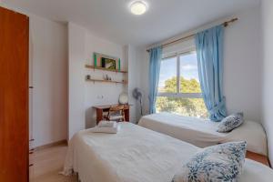ein Schlafzimmer mit zwei Betten und einem Fenster in der Unterkunft Vera Rambla in Vera