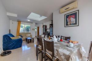 eine Küche und ein Wohnzimmer mit einem Tisch und einem Sofa in der Unterkunft Vera Rambla in Vera