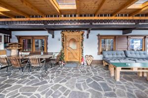 a living room with a couch and a table at Alpenchalet Bergprinzessin in Mühlen