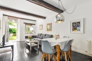 a living room with a table and a couch at Apartamento 1 Casa Las Indianas in Selores